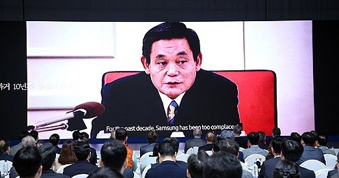 지난 18일 서울 서초구 삼성전자 서초사옥에서 열린 이건희 회장 3주기 추모 삼성 신경영 30주년 기념 국제학술대회에서 고 이건희 회장의 신경영 발언 영상이 상영되고 있다.  연합뉴스.